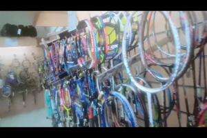 TOKO OLAHRAGA TOP SMASH STORE BERTEMPATKAN DI JALAN KOSAMBI BANDUNG #olahraga  #tokoolahraga #topsmashbandung 