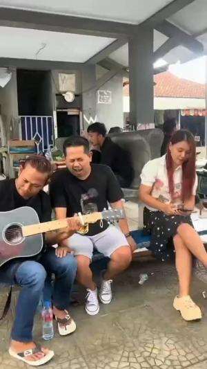 belajar nyanyi😂



 #komedi  #sundakomedi  #virall 