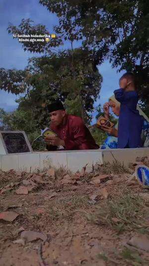 hidup tanpa seorang ibu bagaikan rumah tanpa lampu ..