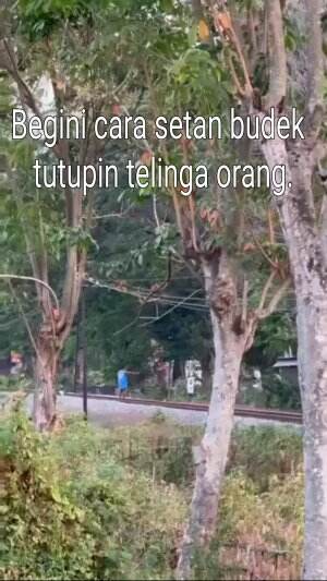 Begini cara setan budek tutupin telinga orang.