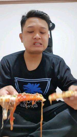 MAKAN PIZZA GAGAL‼️INI KRUPUK APA PIZZA YA⁉️🤣 TAPI GPP TETEP DI MAKAN BIAR GAK MUBAZIR.#RCTIPlus #kreatorrcti #shortplus #makan #pizza #mukb