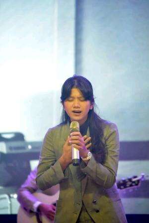 IDOL_XIII Hesty Esra Wynda Sitinjak 23 Tahun Manado SUMPAH KU MENCINTAIMU-SEVENTEEN