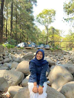 IDOL Xlll IRNA LARADIYANTI 20TAHUN SURABAYA DIAMONDS-RIHANNA