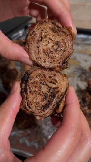 250gr Beef shortplate: Tabur black pepper + Gulung & ikat dengan tali kasur. Tabur dengan tepung serbaguna.