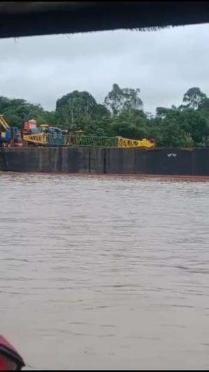 AWAS TONGKANG LEWAT
 #tongkangbatubara
 #tongkanglewat
 #Kesian tongkang nyo saro nak lewat 🤣😂 