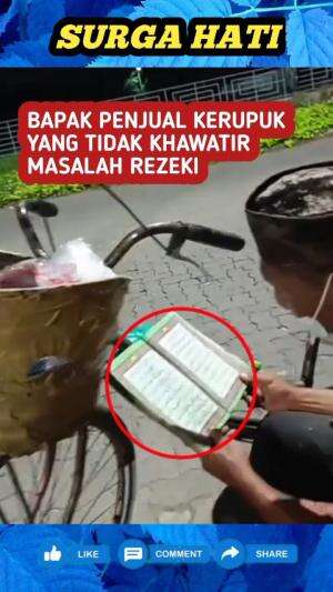 Sembari menunggu pembeli datang, bapak penjual kerupuk ini mengisi waktu luangnya dengan membaca Al-Quran.