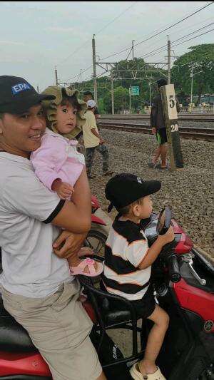 di ajak jalan2 sore liat kereta api aja udh seneng banget ya bang 😍 #RCTIPlus #HOTrctiplus #RCTIoke 