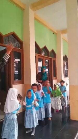 Kalau kau suka hati tepuk-tepuk