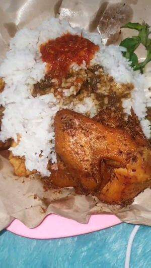 DISAAT MALAM PASTI INI YA DI CARI||PENYETAN AYAM ATAU BEBEK. #RCTIPlus #shortplus #makanan #fyp 