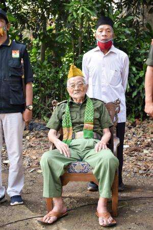 Vidio ini berdasarkan kisah nyata Pahlawan Bogor ( BPK Madsholeh 121th ) create by Nianey , VOC puisi & Song Nianey ( cucu beliau )