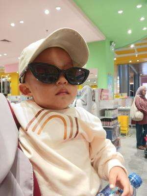 Padahal aslinya bukan 7/6 kg Beratnya, gamau keliatan gendut ya cil wkwk
#keluargakecil  #anakkecil 