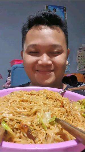 Buat Indomie Goreng Pedes Ala Kosan Nikmat Banget‼️.#rctiplus #shortplus #indomiegoreng #masak #cooking #makan #mukbang #kuliner 