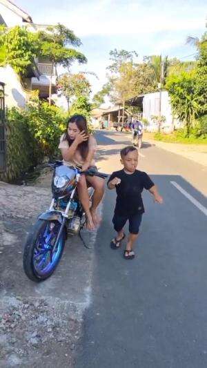 Acil pura-pura pincang



 #barudakwell  #komedisunda  #RCTIPlus  #HOTrctiplus  #shortplus 