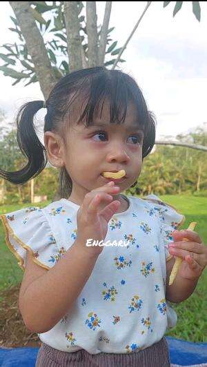 serasa piknik di sawah tapi makannya kentang goreng..harusnya mah oyek 😅