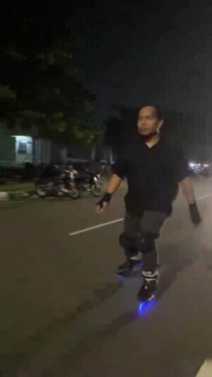 Malam Minggu kamu ngapain? kalo aku rolling muterin stadion aja #SepatuRoda 