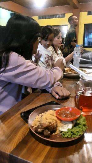 Kuliner Batu Malang✨️ | Lesehan Hot Plate? | Recomended‼️ #RCTIPlus #creatorrctiplus #kuliner #vlogjalanjalan #food #makan #mukbang #kotamal