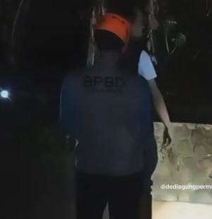 Tembok pembatas saluran pembuangan air atau kirmir ambrol tergerus air, dua rumah milik warga di wilayah Lingkungan Babakan Sari, RT 01 RW 0