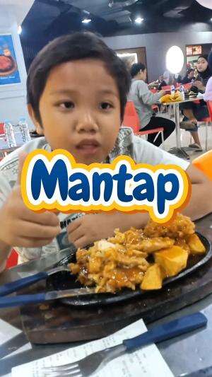 Steak Moen-Moen? | Kuliner✨️| Mukbang? #RCTIPlus #shortplus #creatorrctiplus #kuliner #mukbang #makan #steak 