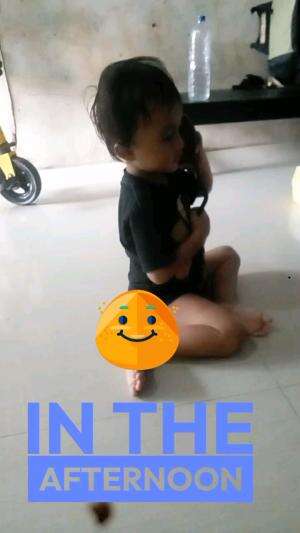 lucu nya lihat adik abizar, kaca spion di buat seperti hp bicara nelpon dengan dedeh nya#MyFirstVideoOnHOT+ 
#nelpon menggunakan spion 
#fyp