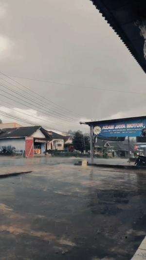  "Hujan bukan hanya tetesan air. Hujan adalah cinta langit untuk bumi. Mereka tidak pernah bertemu satu sama lain tetapi mengirimkan cinta d