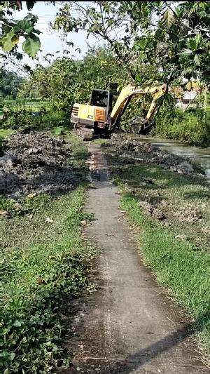 EXCAVATOR MEMBUAT GALIAN BANJIR