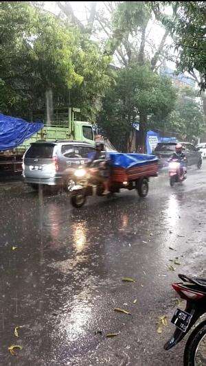 Detik detik mobil tossa Melintas deras