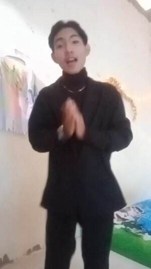 perkenalkan nama saya muhammad risaldi asal sulawesi barat polman usia saya 18 tahun saya membawakan lagu kau menari menari diatas luka.🤗🤲