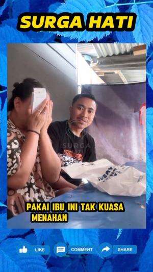 Ibu ini tak kuasa menahan air matanya, saat dapat kejutan hp baru dari putra kesayangannya ini.