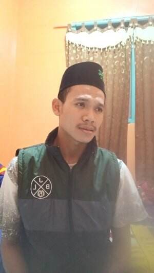 ketawa nya udah kek kesurupan 