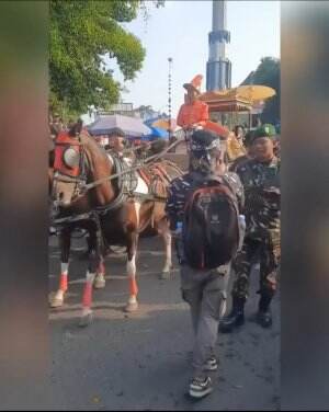 Momen Sekda hinga Bupati Pati disorakin Warganya sendiri pas lagi beriring iringan.
Disorakin malah dadah-dadah, agak laen ini.