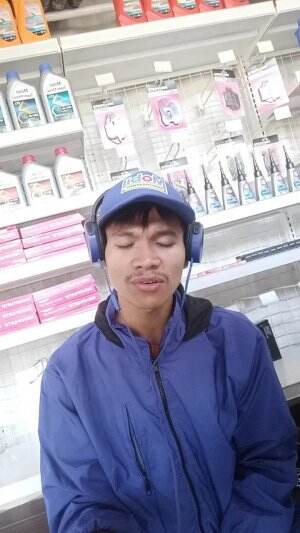 Kerja sambil sholawatan adem juga ya..💙
