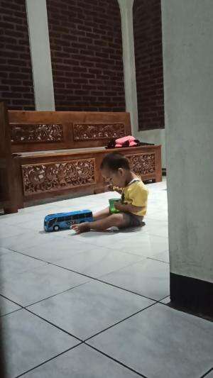 Sibuk sendiri makan es krim 