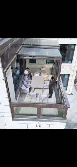 Model atap China yang bergerak mengikuti cuaca saat kamu menggerakkannya.