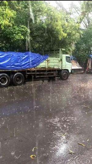 MOBIL TRUK TRONTON DI GUYUR HUJAN DERAS