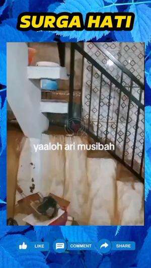 Rumah wanita ini kemasukan air sangat deras, akibat bangun rumah lebih rendah dari jalan umum.