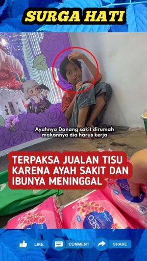 Bocah penjual tissu ini sampai ketiduran, menungu pembeli yang tak kunjung datang untuk beli dagangannya.