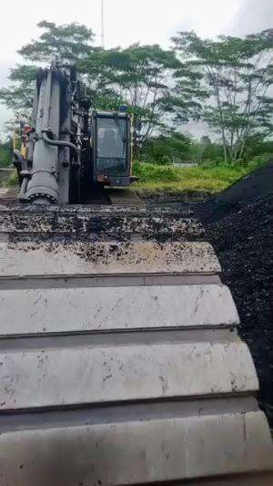 TUMPUKAN BATU BARA 
 #lagikerja
 #diareabatu
