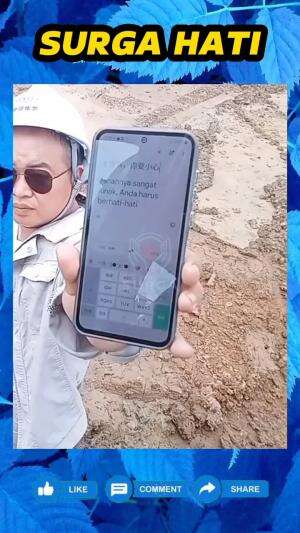 Demi keselamatan bersama, pekerja asal China ini beri peringatan kepada pria ini agar lebih hati-hati, dengan bantuan hp nya.