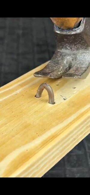 Cara mencabut paku atau besi yang melengkung.