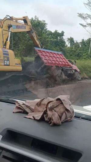 LAGI JALAN EH ADA TRUCK TERBALIK
