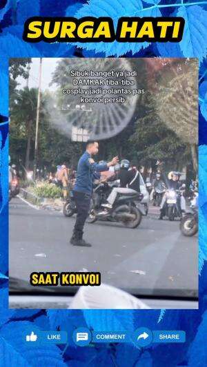 Bapak petugas damkar ini sampai turun tangan atasi kemacetan, karena tidak ada polisi yang bertugas.