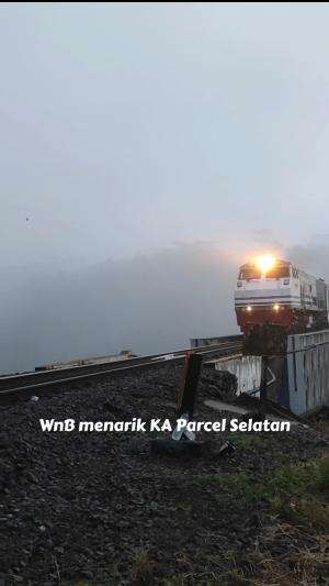 KA Parcel Selatan melintasi jembatan Cirahong menuju Stasiun Bandung  #keretaapiindonesia  #keretaapi  #videokeretaapi 