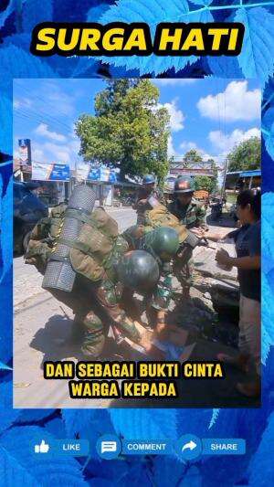 Warga ini sengaja menunggu kedatangan para prajurit TNI, hanya untuk berikan roti dan air minum kepada mereka. 
