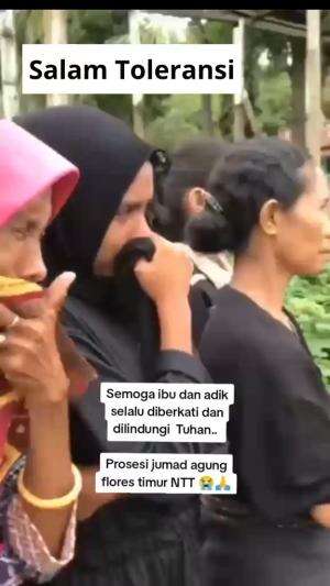 Tangis haru seorang ibu dan anak yang beragama muslim dalam menyaksikan prosesi jumad agung ( kisah sengsara yesus kristus )  

 #Perbedaan 