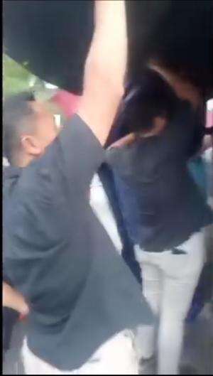 Sopir truk ini dicurigai oleh Bea Cukai membawa rokok ilegal, tapi endingnya si Sopir menang banyak.