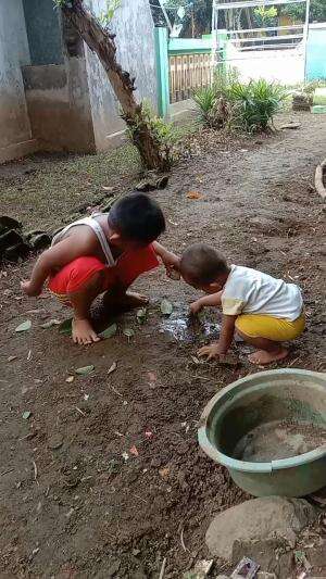 senang sekali anak saya main tanah ❤️❤️❤️🥰😘