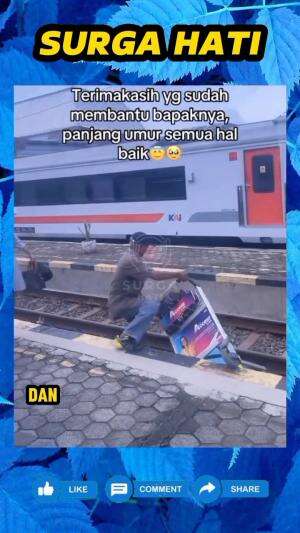 Bapak ini sampai terjatuh ke dalam rel kereta, karena bawa troli barang sambil melamun.
