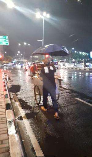 . “Di Balik Rintik, Ada Perjuangan yang Tak Terlihat…”
 #jakarta #umkm #pencarinafkah #minivlog 