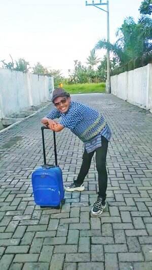 imut pose pala pusing pose... MuhammadAim model batik eiii
