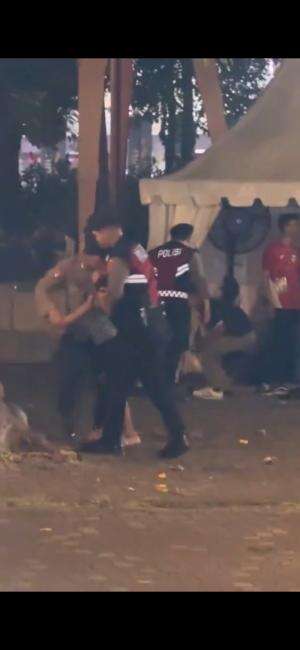 Lihat kelakuan polisi ke rakyat seperti ini tapi ke koruptor tidak berani seperti itu.
nanti kalo rakyat yg pake kekerasan di bilang nya ana